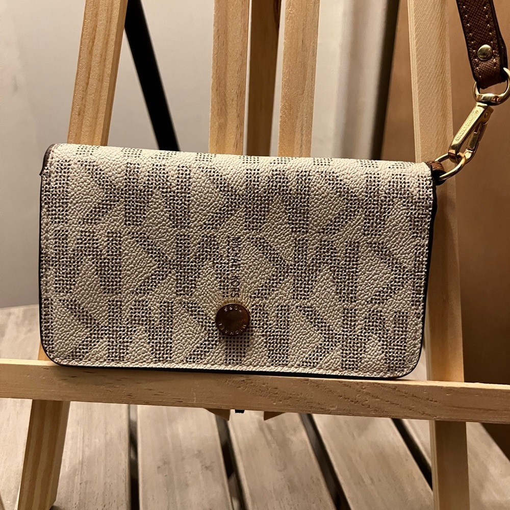 Beautiful used Michael Kors wallet.